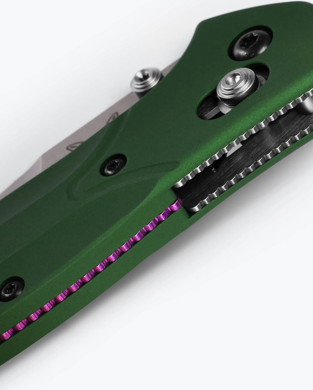 Benchmade 940 Osborne AXIS Lock Detail - Green Handle with Purple Spacer | Benchmade Knife Co.
