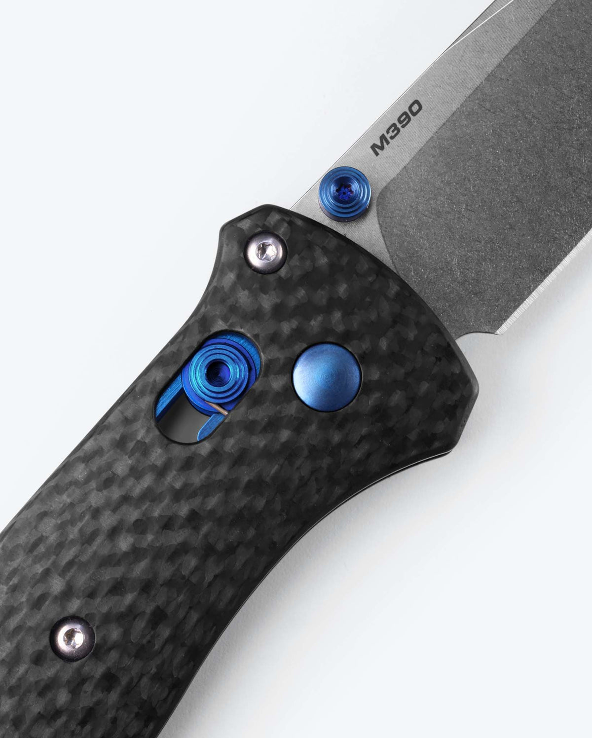 M390 Steel Tanto Blade Close-Up - AXIS Lock Detail | Benchmade Knife Co.