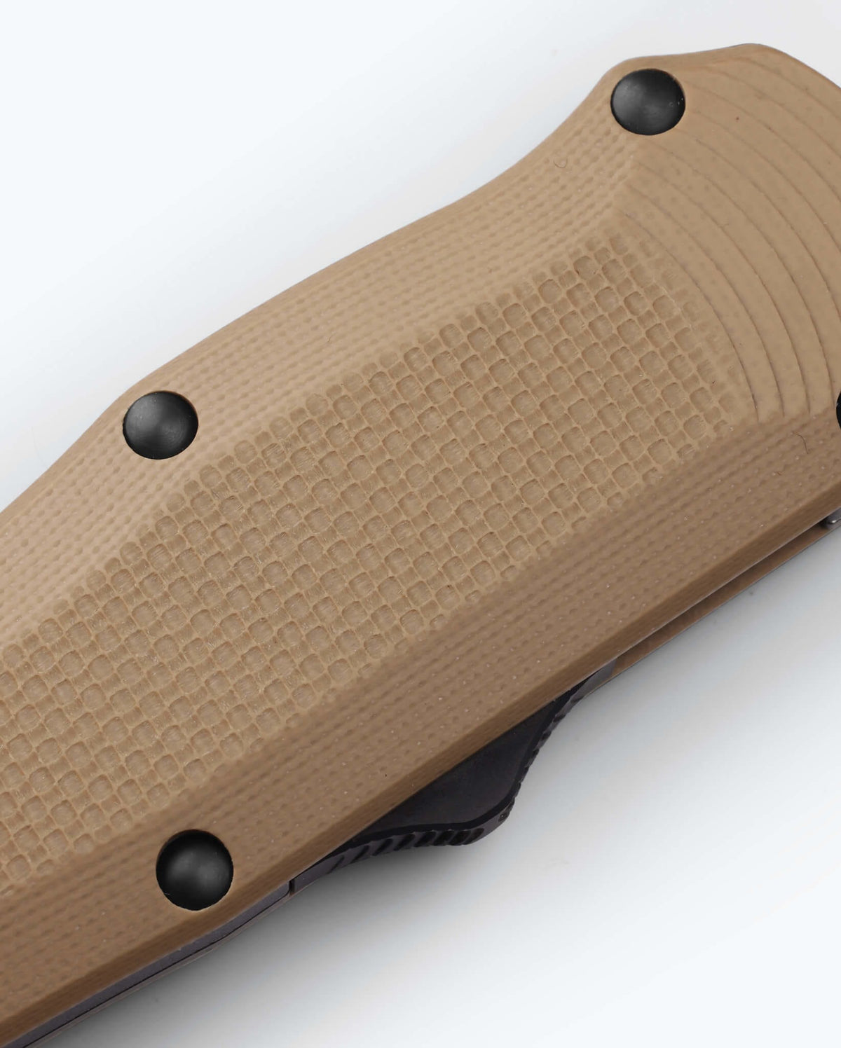 Coyote Brown G10 Handle Texture Detail - Benchmade Autocrat® | Benchmade Knife Co.